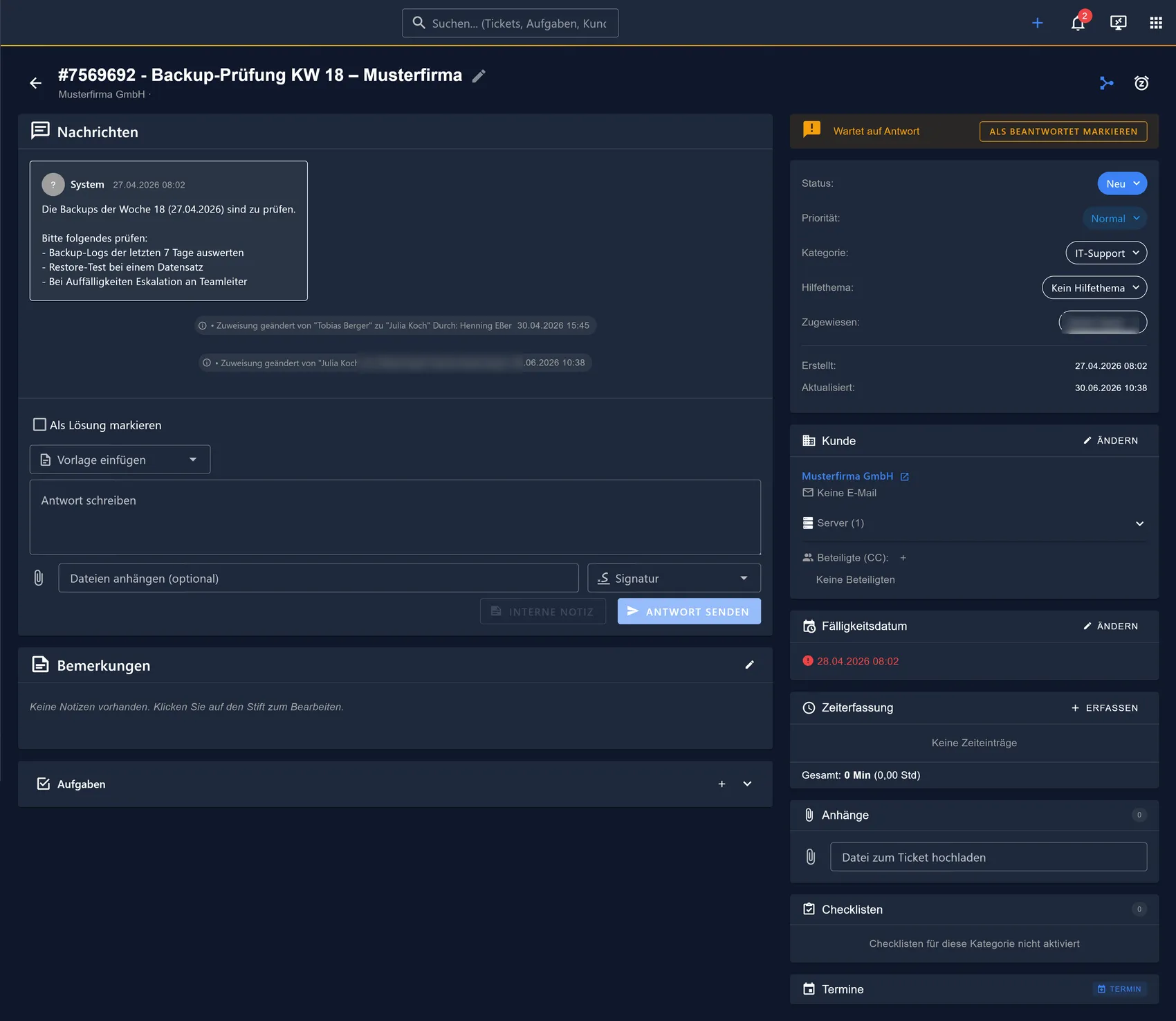 Ticket-Detailansicht in IDA mit Nachrichtenverlauf, Status, Priorität, Kunde, Fälligkeit und Zeiterfassung